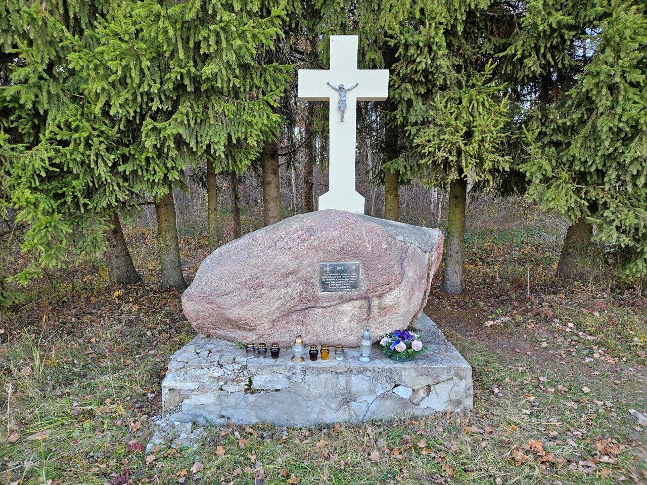 09. Pomnik w Gryzikamieniu. Fot. Bartosz Kozak